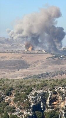 النشرة: محلقة إسرائيلية ألقت قنابل حارقة في منطقة المحمودية بالقرب من مكان الغارات صباحا النشرة: محلقة إسرائيلية ألقت قنابل حارقة في منطقة المحمودية بالقرب من مكان الغارات صباحا