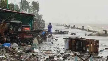 بالفيديو: إعصار هائل... وتحذير باللون الأحمر