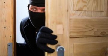 النشرة: تعرض مسجد الإمام الرفاعي في مدينة صور لسرقة صندوق التبرعات بداخله وتوقيف السارق