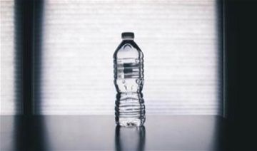 معلومات مهمة.. تحذير من المياه المعبأة بـ عبوات بلاستيكية 