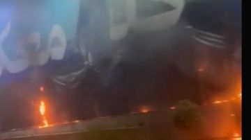 بالفيديو: إحراق لافتة داعمة للجيش على طريق المطار بالفيديو: إحراق لافتة داعمة للجيش على طريق المطار