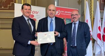 لويس لحود تسلم في ديجون الفرنسية شهادة تصنيف زحلة ضمن المدن العالمية للكرمة والنبيذ