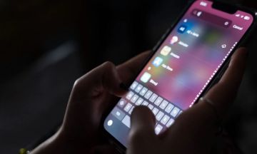 ألمانيا ميرتس يدعم حظر الهواتف المحمولة بالمدارس