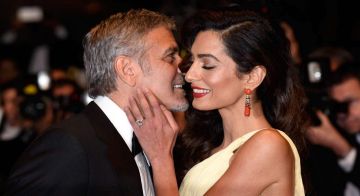 إطلالة مبهرة أمل كلوني تخطف الأضواء من زوجها جورج في عرض فيلمه الجديد