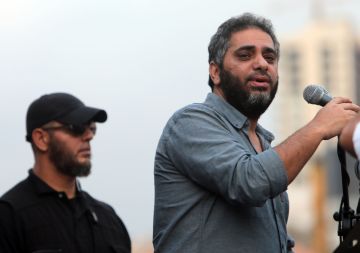 إلى أبي .. أغنية من محمد إلى والده فضل شاكر بعد يوم من مثوله أمام المحكمة  إلى أبي .. أغنية من محمد إلى والده فضل شاكر بعد يوم من مثوله أمام المحكمة