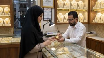 امرأة تبيع اونصات ذهب مزيفة في مدينة صور ! امرأة تبيع اونصات ذهب مزيفة في مدينة صور !