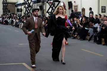 اللون الأسود يطغى على إطلالة النجمات العربيات والعالميات اللون الأسود يطغى على إطلالة النجمات العربيات والعالميات