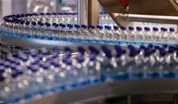 خطر غير مرئي يتسلل إلى أجسامنا.. هذا ما لا نراه في زجاجات المياه