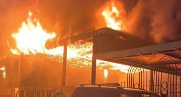 حريق كبير في باحة مسجد التقوى في طرابلس حريق كبير في باحة مسجد التقوى في طرابلس