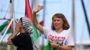 الغارديان : تفاصيل معاملة لاإنسانية تعرضت لها الناشطة ثونبرغ أثناء اعتقالها في إسرائيل الغارديان : تفاصيل معاملة لاإنسانية تعرضت لها الناشطة ثونبرغ أثناء اعتقالها في إسرائيل