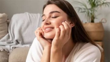 أسرار الحفاظ على نضارة الوجه بشكل طبيعي أسرار الحفاظ على نضارة الوجه بشكل طبيعي
