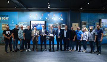 رسامني والبساط وعيتاني والأسمر مكرمون تقديرا لدورهم في نقل موظفي الأهراءات إلى مرفأ بيروت رسامني والبساط وعيتاني والأسمر مكرمون تقديرا لدورهم في نقل موظفي الأهراءات إلى مرفأ بيروت