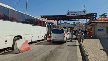 بالصور: العودة مستمرة... نازحون يعبرون المصنع بالصور: العودة مستمرة... نازحون يعبرون المصنع