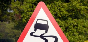 تسرب مازوت يتسبب بانزلاق سيارات على طريق طلعة المصيلح