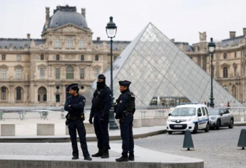 توقيف رجلين على خلفية سرقة مجوهرات من متحف اللوفر