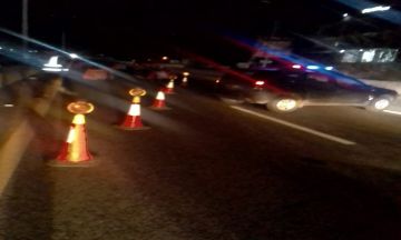 بالصورة- أعمال تزفيت تقطع أوتوستراد عمشيت