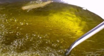 بسبب خلاف بينهما سكبت على زوجها الزيت الساخن! بسبب خلاف بينهما سكبت على زوجها الزيت الساخن!