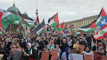 مظاهرة حاشدة في قلب برلين: صوت فلسطيني موحد يصدح ضد الإبادة في غزة مظاهرة حاشدة في قلب برلين: صوت فلسطيني موحد يصدح ضد الإبادة في غزة