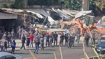 تشكل خطرا على السلامة العامة... إزالة الأكشاك والخيم المنتشرة على جوانب الأوتوستراد! تشكل خطرا على السلامة العامة... إزالة الأكشاك والخيم المنتشرة على جوانب الأوتوستراد!