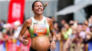 حامل في الشهر السابع.. عداءة فنزويلية تذهل الجميع بإكمال سباق 10 كيلومترات حامل في الشهر السابع.. عداءة فنزويلية تذهل الجميع بإكمال سباق 10 كيلومترات