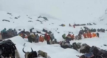 عاصفة تضرب أعلى القمم ونحو 900 شخص ينجون بأعجوبة