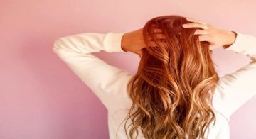 من الجفاف إلى اللمعان.. أسرار العناية بالشعر في المنزل