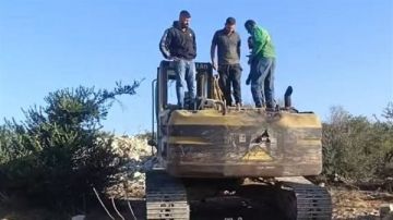 إلقاء قنبلة على حفارة تعمل في إزالة الركام من بلدة بليدا