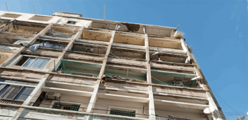 بالصور.. حجارة سقطت من منزل كادت أن تقتل طفلين