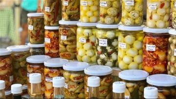 موسم المونة اللبنانية.. حنين للتراث مع مرارة الغلاء