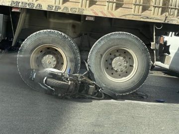 بالصورة- العناية الإلهية تنقذ سائق دراجة نارية!