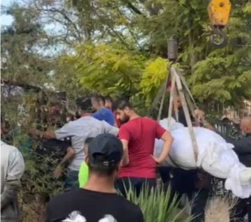 بالفيديو دفن رجل في طرابلس بواسطة رافعة التفاصيل