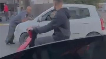 تمسك بسيارته لمسافة طويلة... بالفيديو: شرطي سير يتصدى لمواطن بشجاعة!