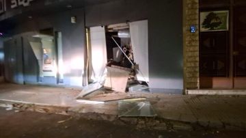 النشرة: اصطدام سيارة بصراف آلي في زحلة واقتصرت الاضرار على الماديات