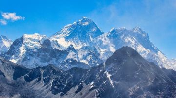 عثروا على الذهب الأبيض قرب قمة إيفرست.. اكتشاف صيني يثير قلقا عالميا!