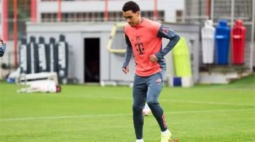 موسيالا يدخل الملعب لأول مرة منذ إصابته الخطيرة موسيالا يدخل الملعب لأول مرة منذ إصابته الخطيرة
