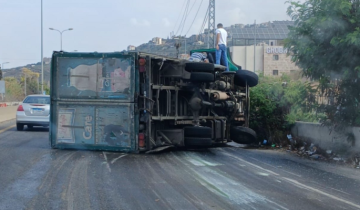 ازدحام السير على المسلك الشرقي لاوتوستراد عمشيت بسبب انقلاب شاحنة ازدحام السير على المسلك الشرقي لاوتوستراد عمشيت بسبب انقلاب شاحنة