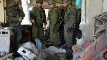 إسرائيل تنشر صورة... فوق جثة السنوار! إسرائيل تنشر صورة... فوق جثة السنوار!