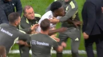 كواليس الشجار.. ماذا قال نجوم ريال مدريد لاستفزاز يامال؟ كواليس الشجار.. ماذا قال نجوم ريال مدريد لاستفزاز يامال؟