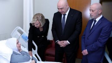 الرئيس عون وعقيلته يزوران الجريحة اماني شرارة الناجية وابنتها من الغارة الاسرائيلية التي استهدفت عائلتها في بنت جبيل