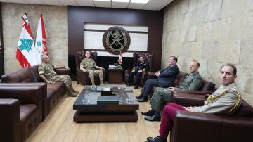 قائد الجيش بحث مع زواره في الأوضاع العامة