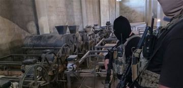 بالصور - مخبأ سري.. على ماذا عثر الجيش داخل منزل أحد المطلوبين الخطيرين؟