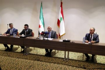 شقير وعبدالله أكدا على تعزيز التعاون مع الجانب السوري خلال لقاء مع ضباط من وزارة الداخلية السورية شقير وعبدالله أكدا على تعزيز التعاون مع الجانب السوري خلال لقاء مع ضباط من وزارة الداخلية السورية