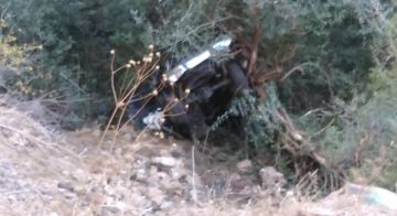 سقطت سيارتهما في وادي قنوبين بالصور: حادث سير مروع