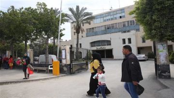 اقتحام مبنى بلدية صيدا وتهديد أعضاء مجلسها.. ومحاولة التعدي على عناصر الشرطة!