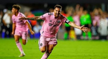 ميسي يقترب من الهدف الـ 900 ويحطم إنجاز رونالدو