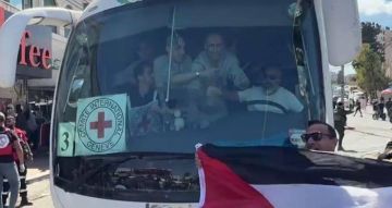 بالفيديو: الأسرى الفلسطينيون يعودون