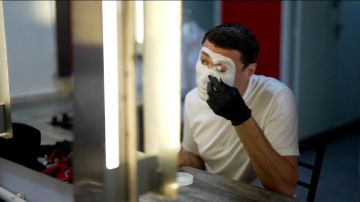 ضحكة من خلف القناع... تعرفوا إلى عدنان الصعبي ضحكة من خلف القناع... تعرفوا إلى عدنان الصعبي