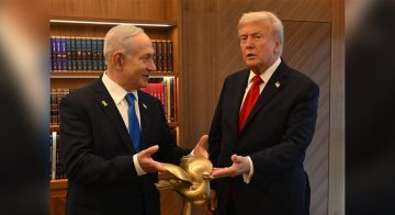 بالصورة: نتنياهو يقدم حمامة ذهبية لترامب