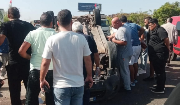 جريح جراء انقلاب سيارة على اوتوستراد الغازية