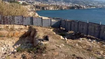 وقفة احتجاجية فوق موقع مغارة الفقمة في عمشيت